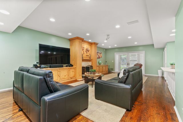 1302 Hawthorne Lane 1302, Hinsdale, IL 60521