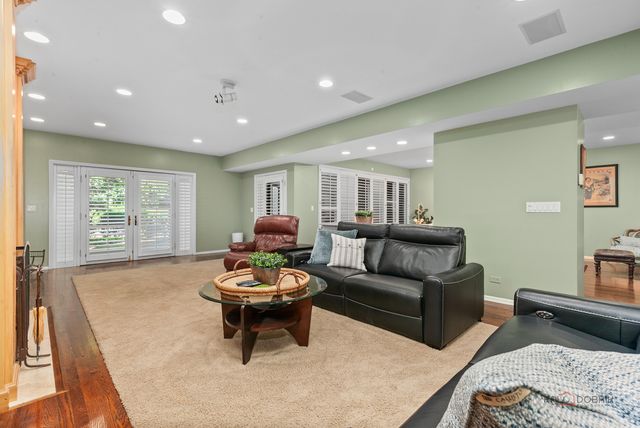 1302 Hawthorne Lane 1302, Hinsdale, IL 60521
