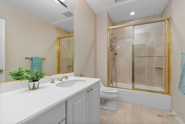 1302 Hawthorne Lane 1302, Hinsdale, IL 60521