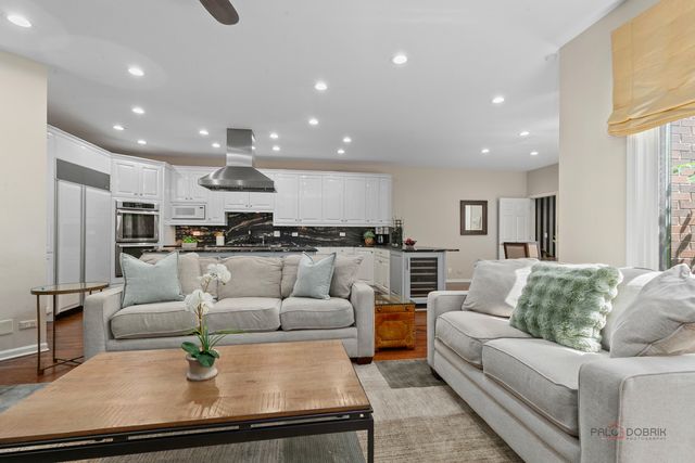 1302 Hawthorne Lane 1302, Hinsdale, IL 60521