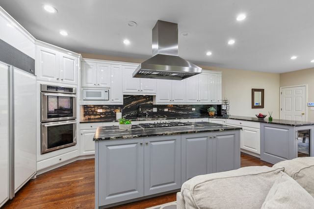 1302 Hawthorne Lane 1302, Hinsdale, IL 60521