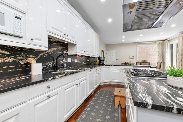1302 Hawthorne Lane 1302, Hinsdale, IL 60521