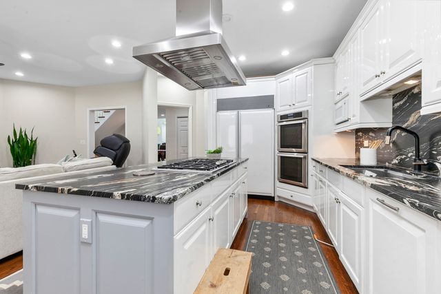1302 Hawthorne Lane 1302, Hinsdale, IL 60521