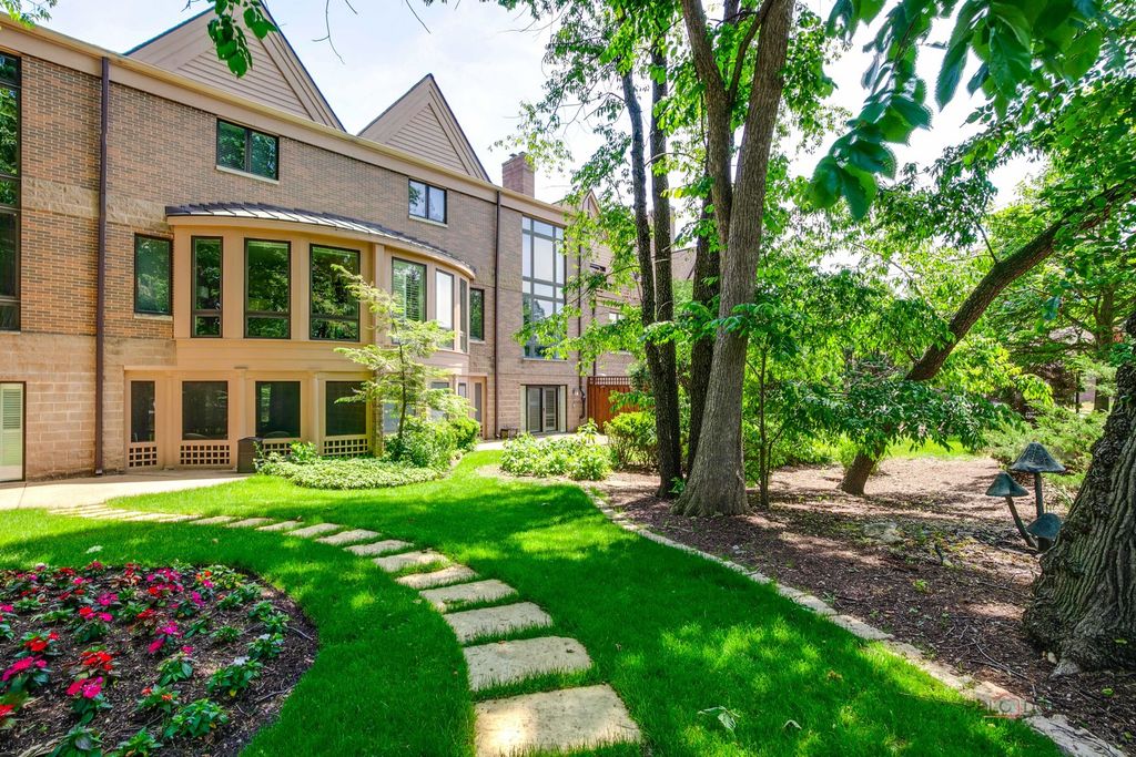 1302 Hawthorne Lane 1302, Hinsdale, IL 60521