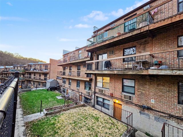 24026 70th Avenue 11A, Douglaston, NY 11362