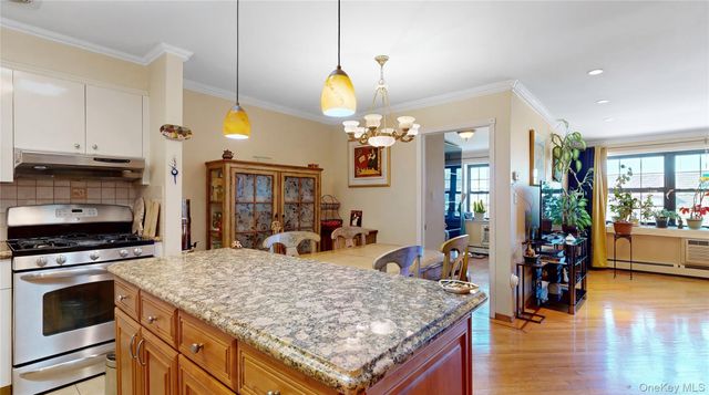 24026 70th Avenue 11A, Douglaston, NY 11362