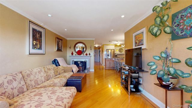24026 70th Avenue 11A, Douglaston, NY 11362