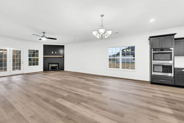 1330 English Oak Dr, Clarksville, TN 37043