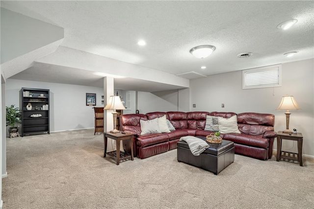 9613 W 123rd Street, Overland Park, KS 66213