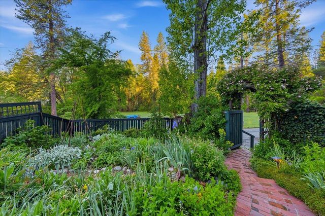 11005 Berggren Ln, Nevada City, CA 95959