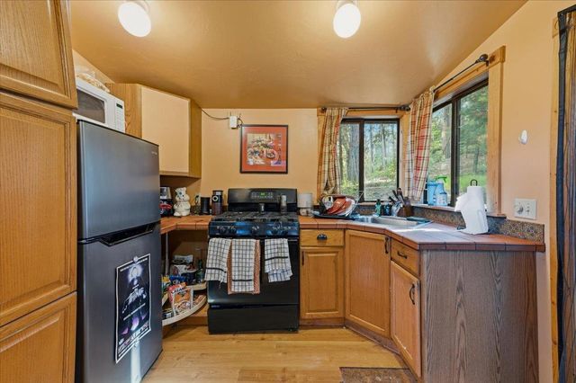 11005 Berggren Ln, Nevada City, CA 95959