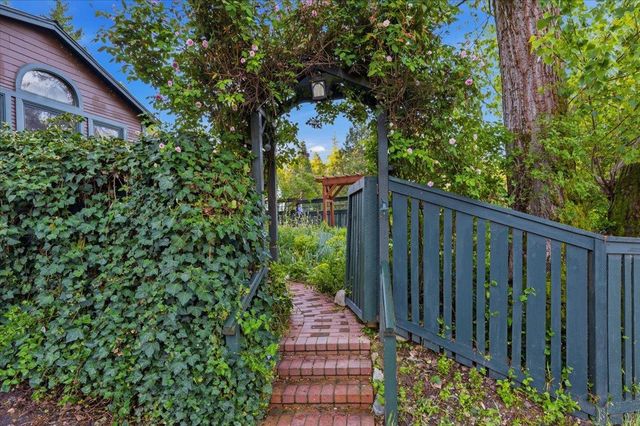 11005 Berggren Ln, Nevada City, CA 95959