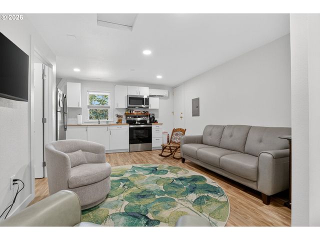 504 MEADOW VIEW Rd, Forest Grove, OR 97116