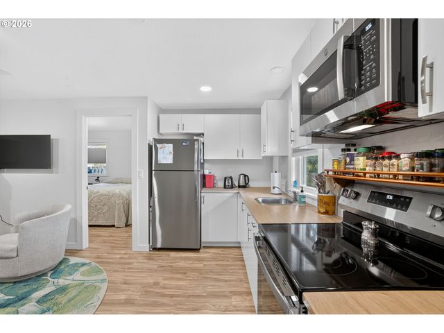 504 MEADOW VIEW Rd, Forest Grove, OR 97116
