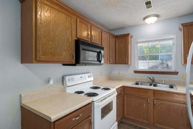 1121 S Colgate Avenue, Springfield, MO 65802