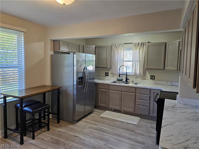 403 High Grove Boulevard, Akron, OH 44312