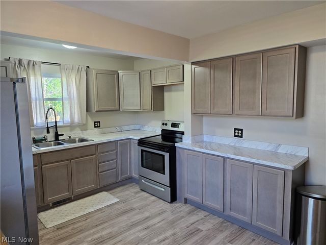 403 High Grove Boulevard, Akron, OH 44312