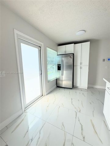 8160 SW 6th St, North Lauderdale, FL 33068