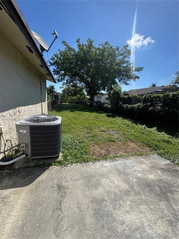 8160 SW 6th St, North Lauderdale, FL 33068