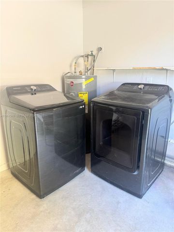 8160 SW 6th St, North Lauderdale, FL 33068