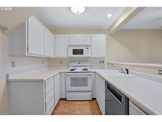 7145 Sw SAGERT St 103, Tualatin, OR 97062