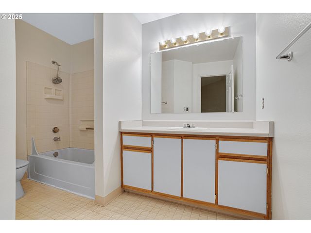 7145 Sw SAGERT St 103, Tualatin, OR 97062