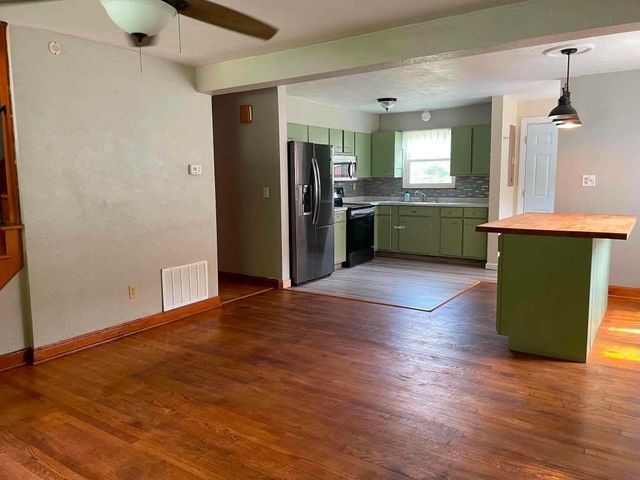 2006 Enslow Blvd, Hunginton, WV 25701