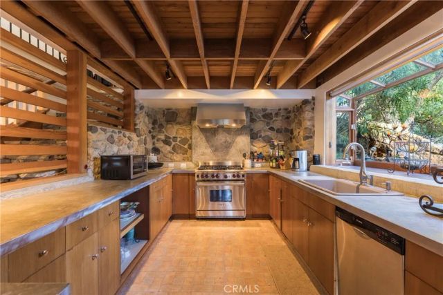 2305 Sugarloaf Drive, Agoura Hills, CA 91301