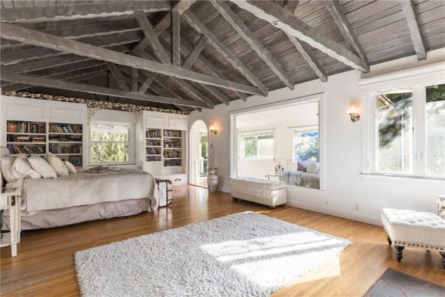 2305 Sugarloaf Drive, Agoura Hills, CA 91301