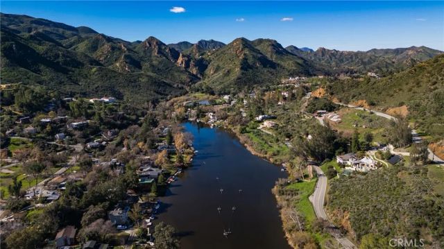 2305 Sugarloaf Drive, Agoura Hills, CA 91301