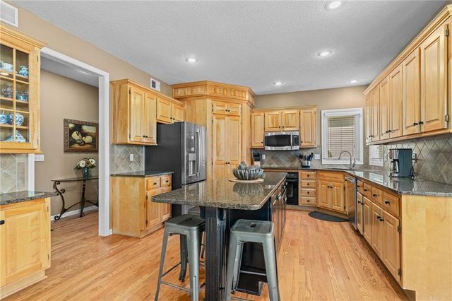 14011 Rosehill Lane, Overland Park, KS 66221