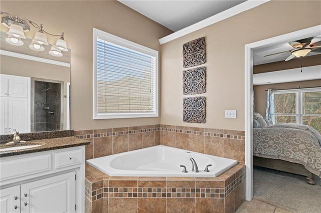 14011 Rosehill Lane, Overland Park, KS 66221