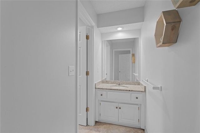 14011 Rosehill Lane, Overland Park, KS 66221