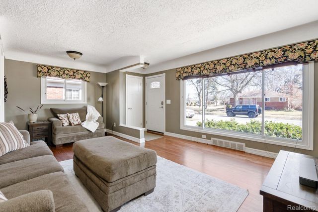 24263 Marine Avenue, Eastpointe, MI 48021