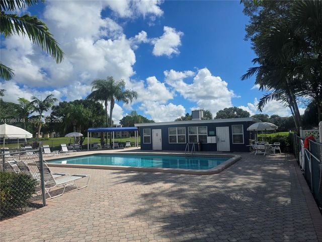 9461 Evergreen Pl 305, Davie, FL 33324
