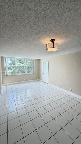 9461 Evergreen Pl 305, Davie, FL 33324