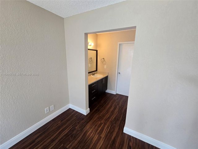 9461 Evergreen Pl 305, Davie, FL 33324