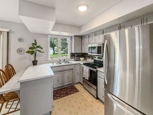 1510 7TH ST SW, Minot, ND 58701