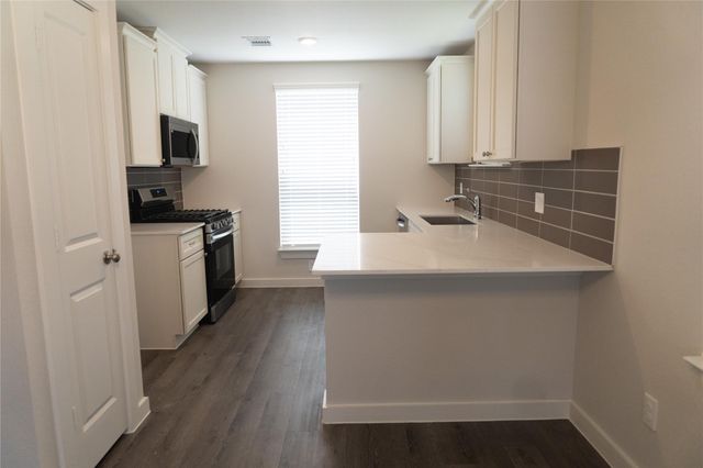 65 Road 51030, Cleveland, TX 77327