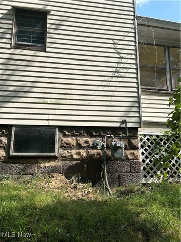 77 Wilhelm Street, Struthers, OH 44471