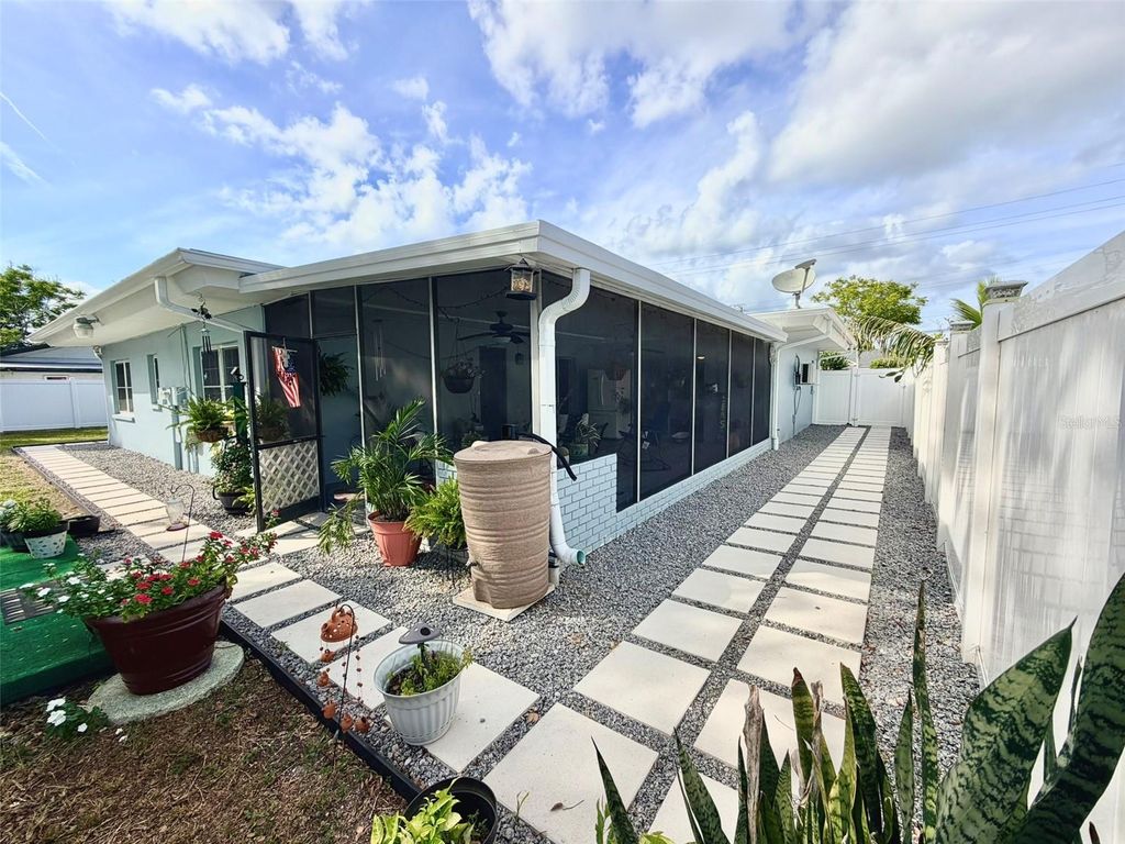 Image 23 of property listing at 6004 MEMORIAL HIGHWAY, Tampa, FL 33615