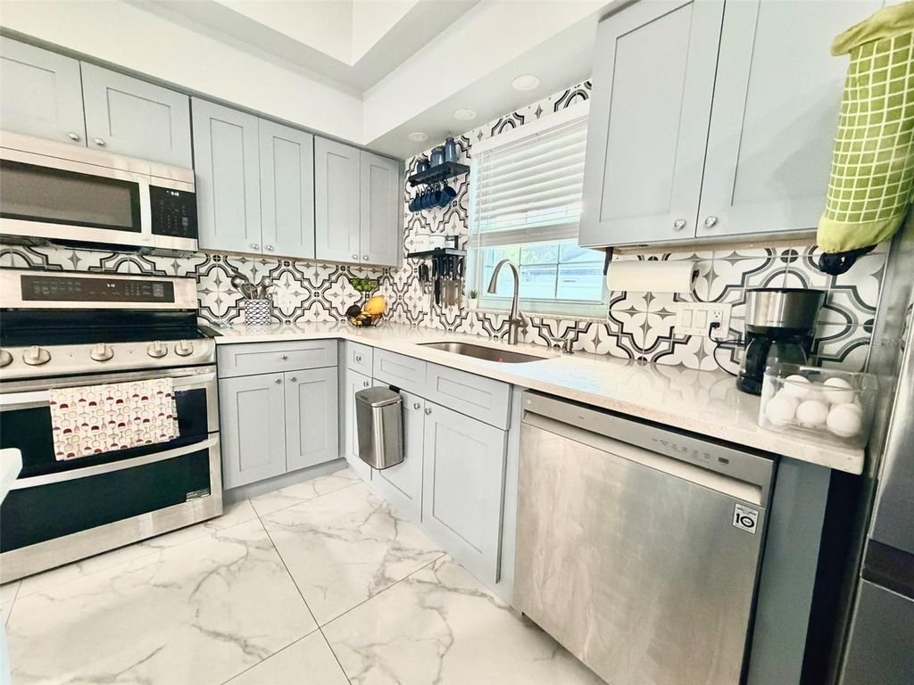 Image 6 of property listing at 6004 MEMORIAL HIGHWAY, Tampa, FL 33615