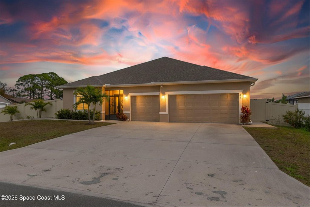 399 Calcutta Avenue NW, Palm Bay, FL 32907