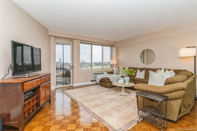 111 Cherry Valley Avenue 707, Garden City, NY 11530