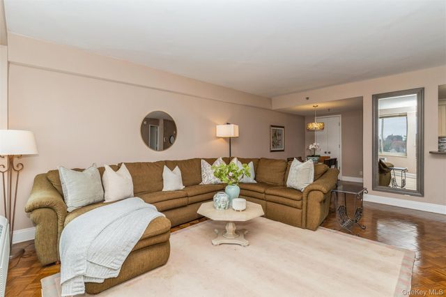 111 Cherry Valley Avenue 707, Garden City, NY 11530