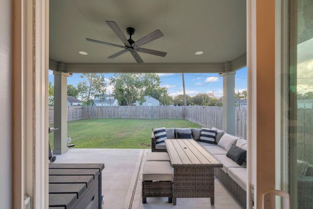 212 S Lobit Street, La Porte, TX 77571