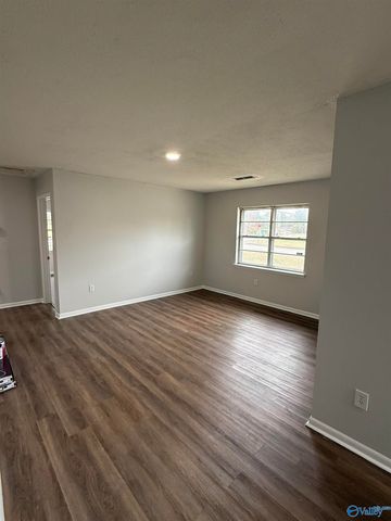 102 Elm Court NE, Decatur, AL 35601