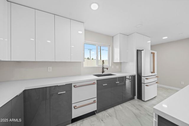 8202 E WHITTON Avenue, Scottsdale, AZ 85251