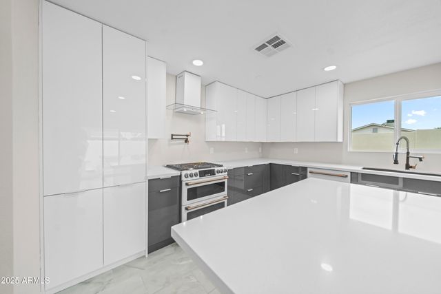 8202 E WHITTON Avenue, Scottsdale, AZ 85251