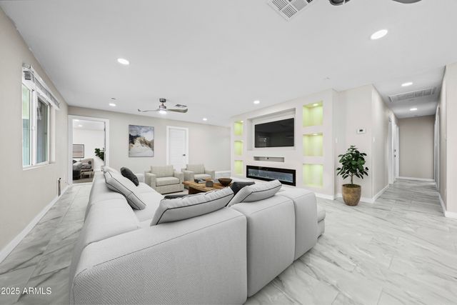 8202 E WHITTON Avenue, Scottsdale, AZ 85251